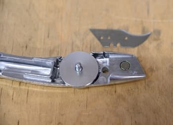 Вид без лезвия на магнит фиксирующий лезвие дельфинчика ножа при плановой смене 